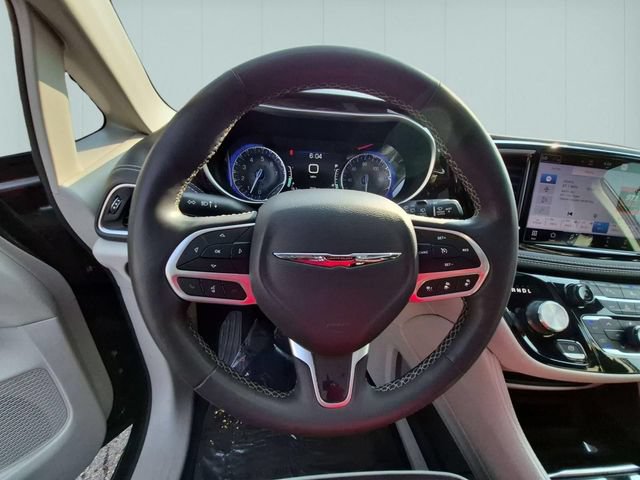 Used 2023 Chrysler Pacifica Limited FWD image 18