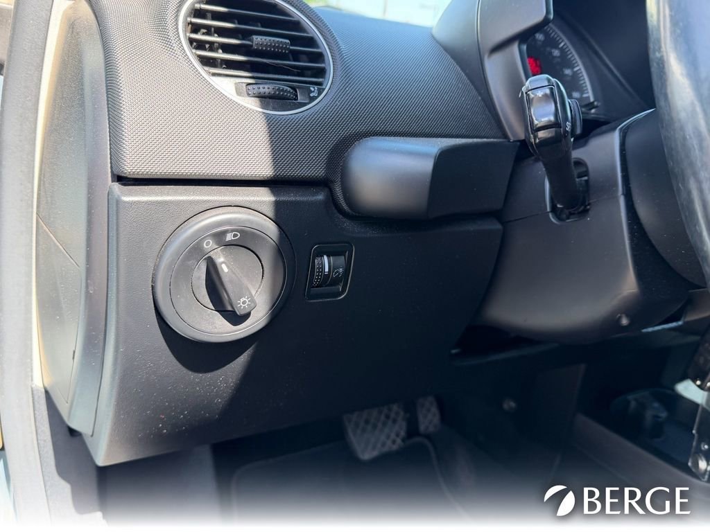 Used 2010 Volkswagen Beetle Final Edition FWD image 24