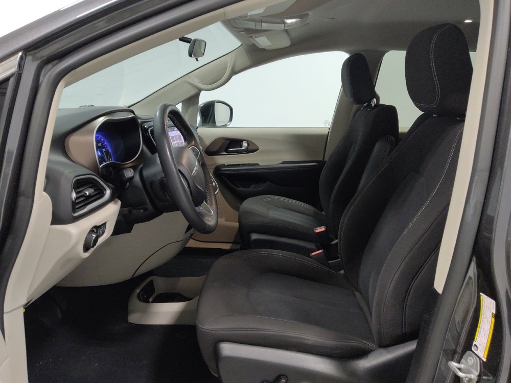 Used 2022 Chrysler Voyager LX image 17