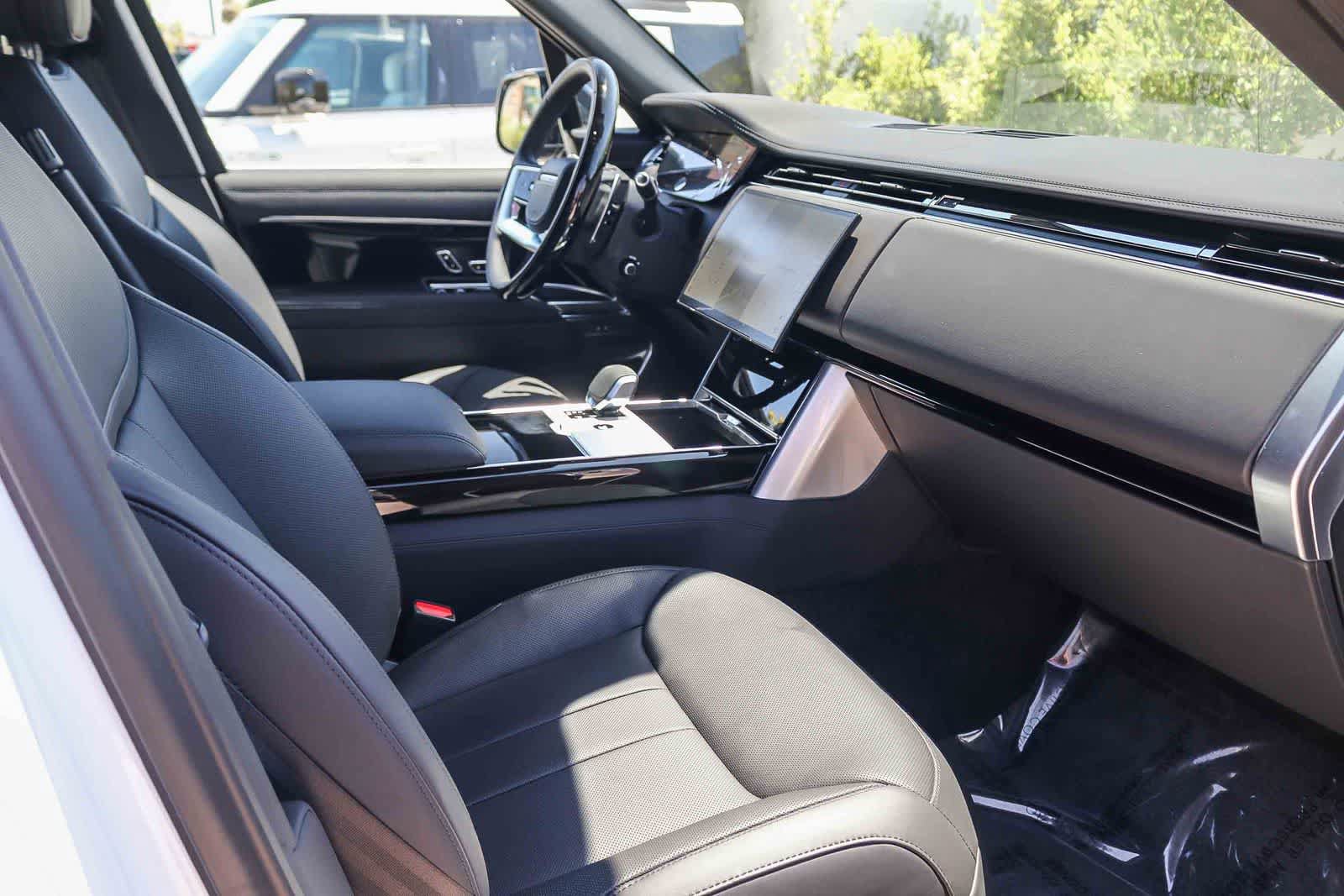 New 2026 Land Rover Range Rover Long Wheelbase SE AWD/4WD image 16