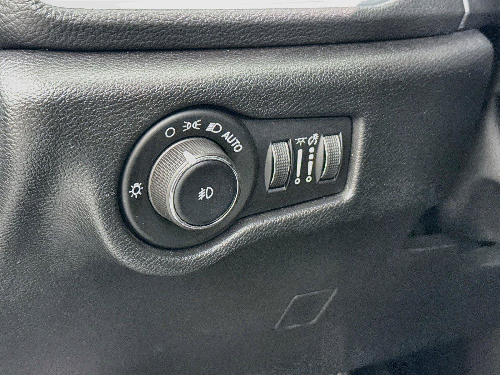 Used 2025 Chrysler Pacifica Limited FWD image 16