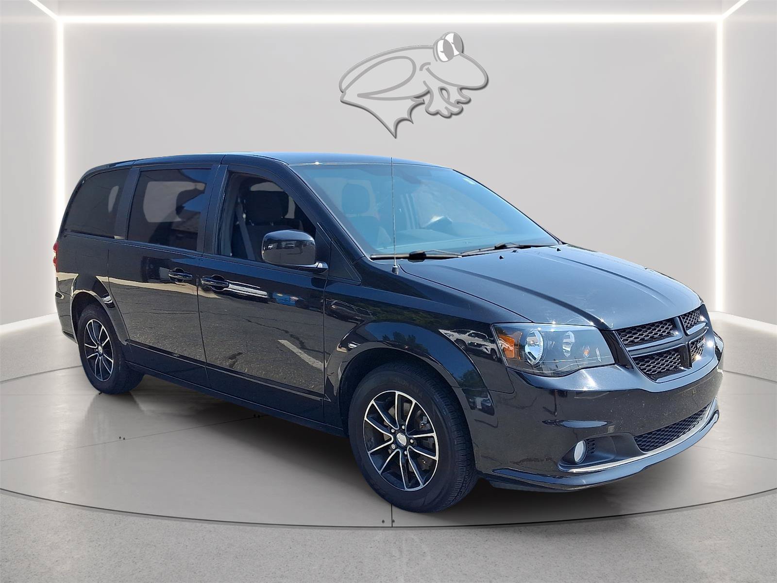 Used 2018 Dodge Grand Caravan SE FWD image 2