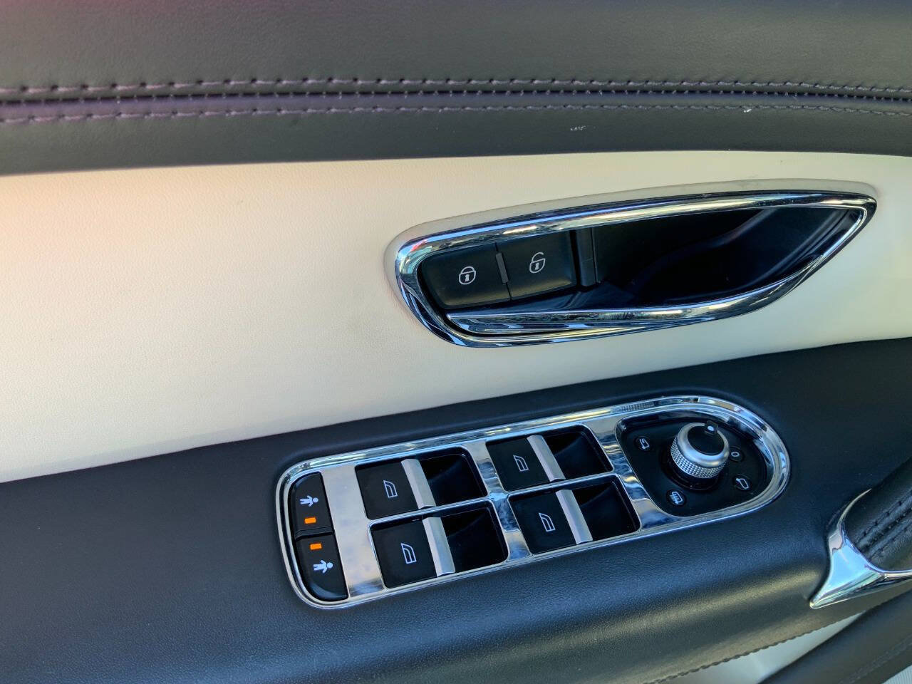 Used 2019 Bentley Bentayga AWD/4WD image 13