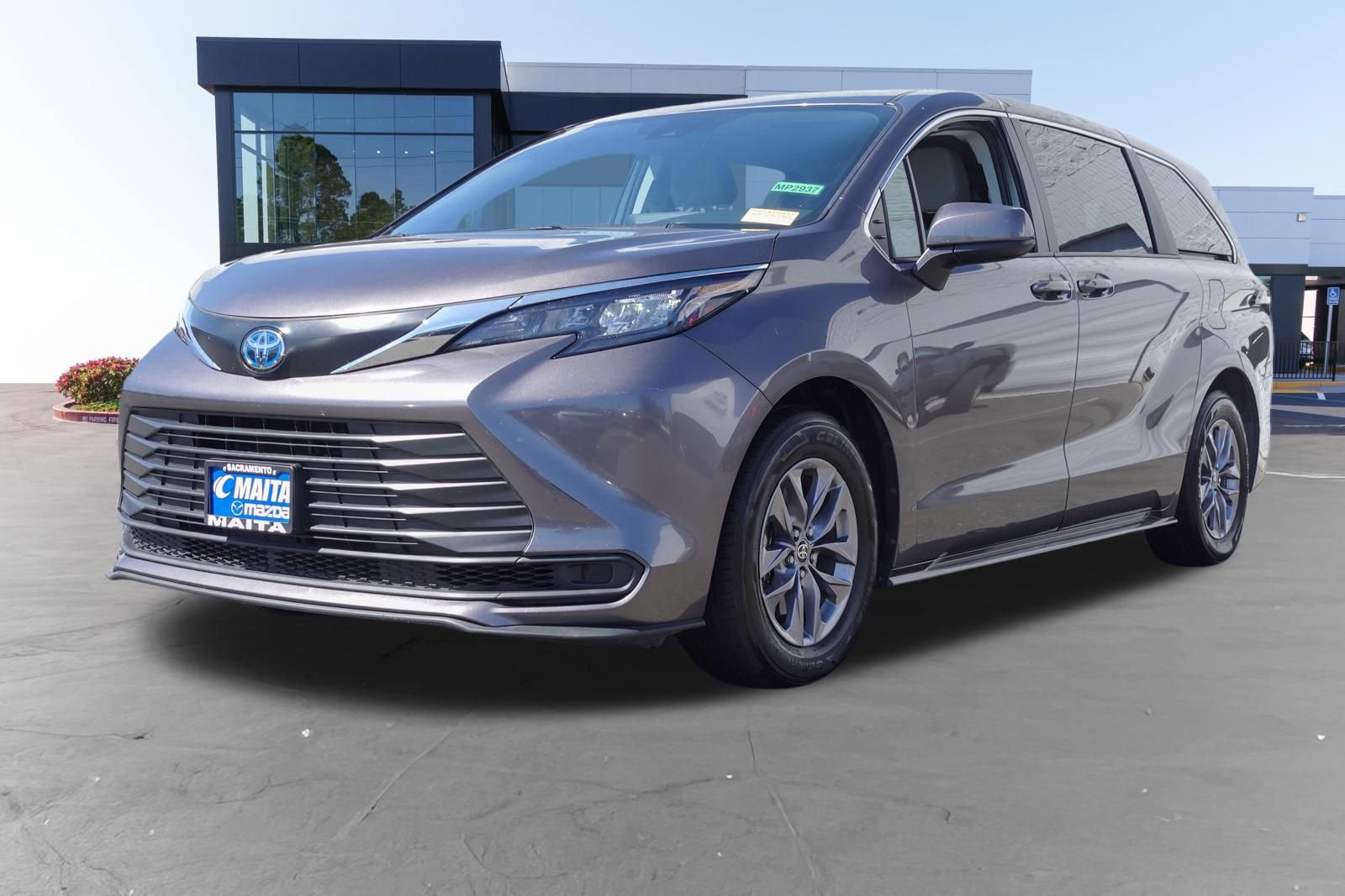 Used 2024 Toyota Sienna LE AWD/4WD image 7