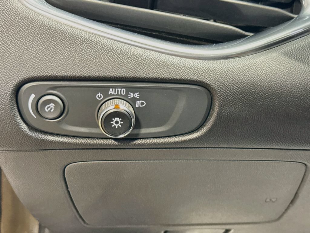 Used 2019 Chevrolet Malibu Premier w/ Sun and Wheel Package FWD image 9