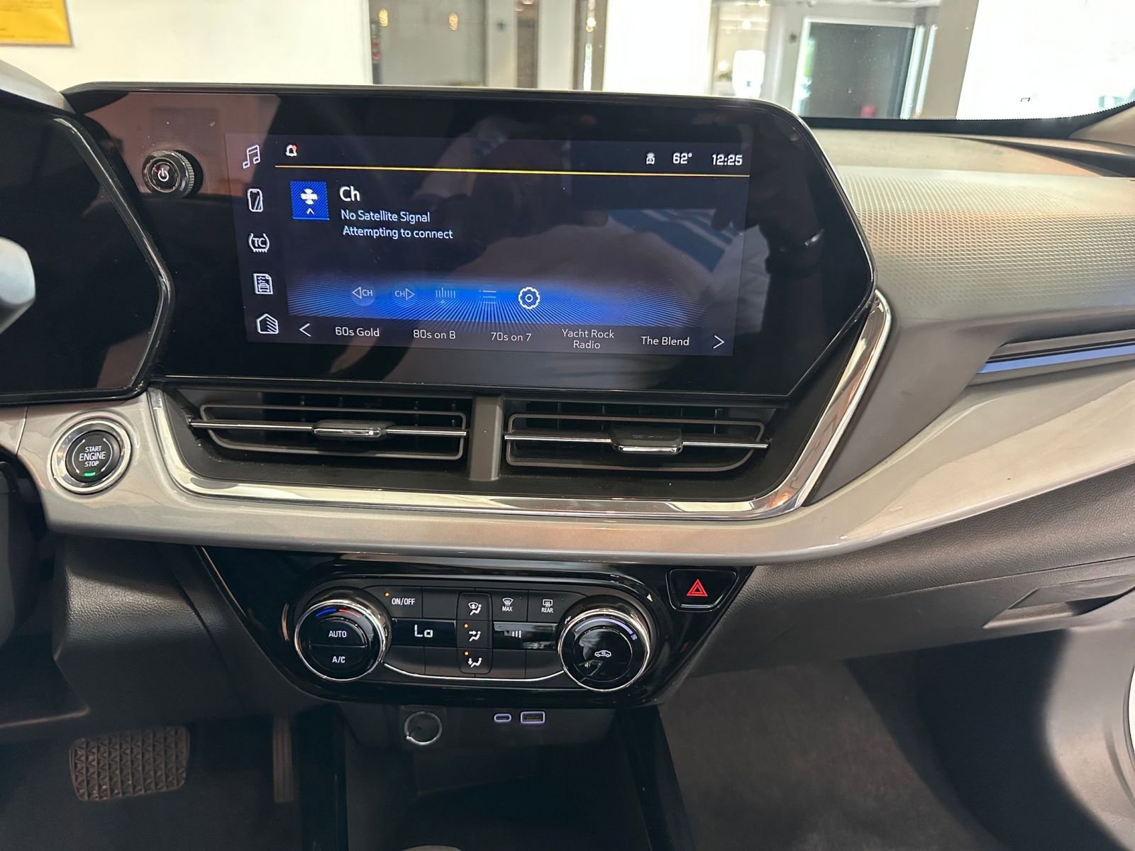 Used 2025 Chevrolet Trax LT FWD image 17