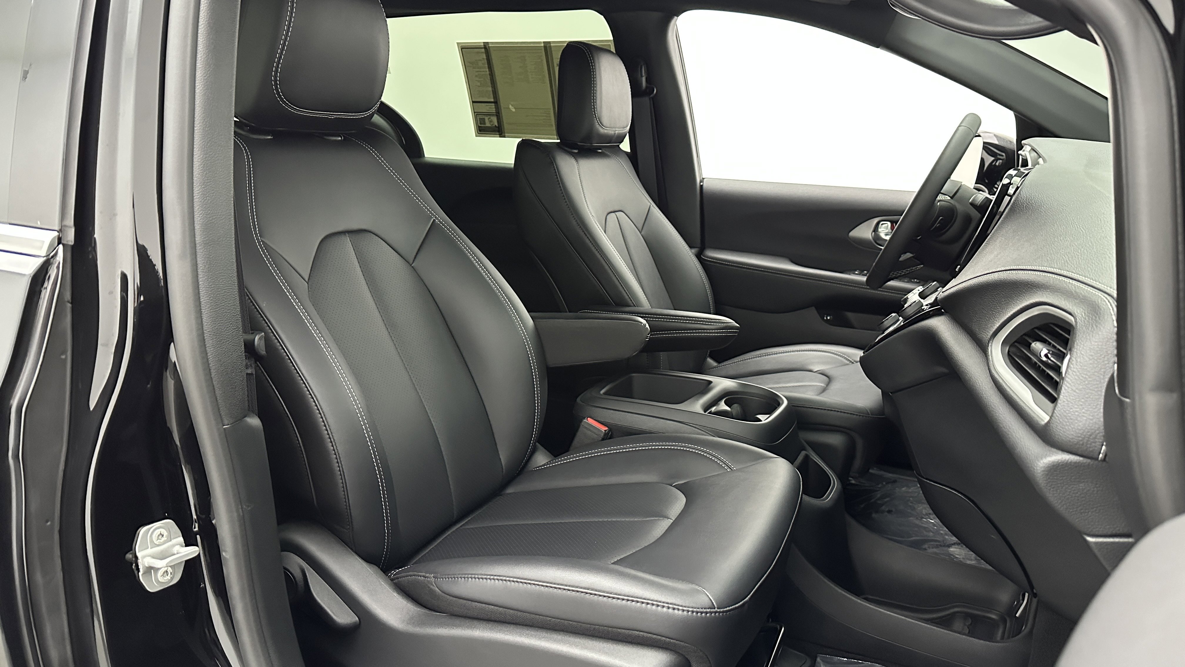 Used 2025 Chrysler Pacifica Select image 36