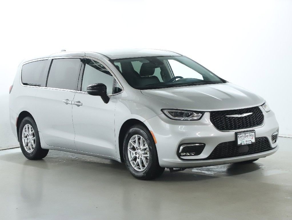 Used 2024 Chrysler Pacifica Touring-L image 9