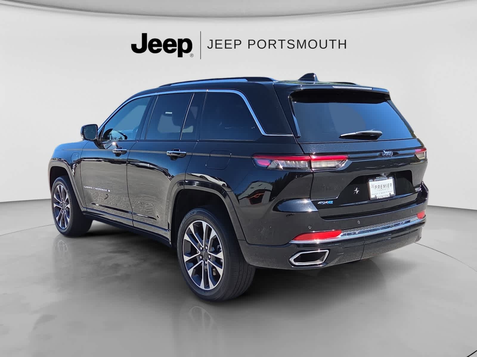 Used 2023 Jeep Grand Cherokee Overland AWD/4WD image 5