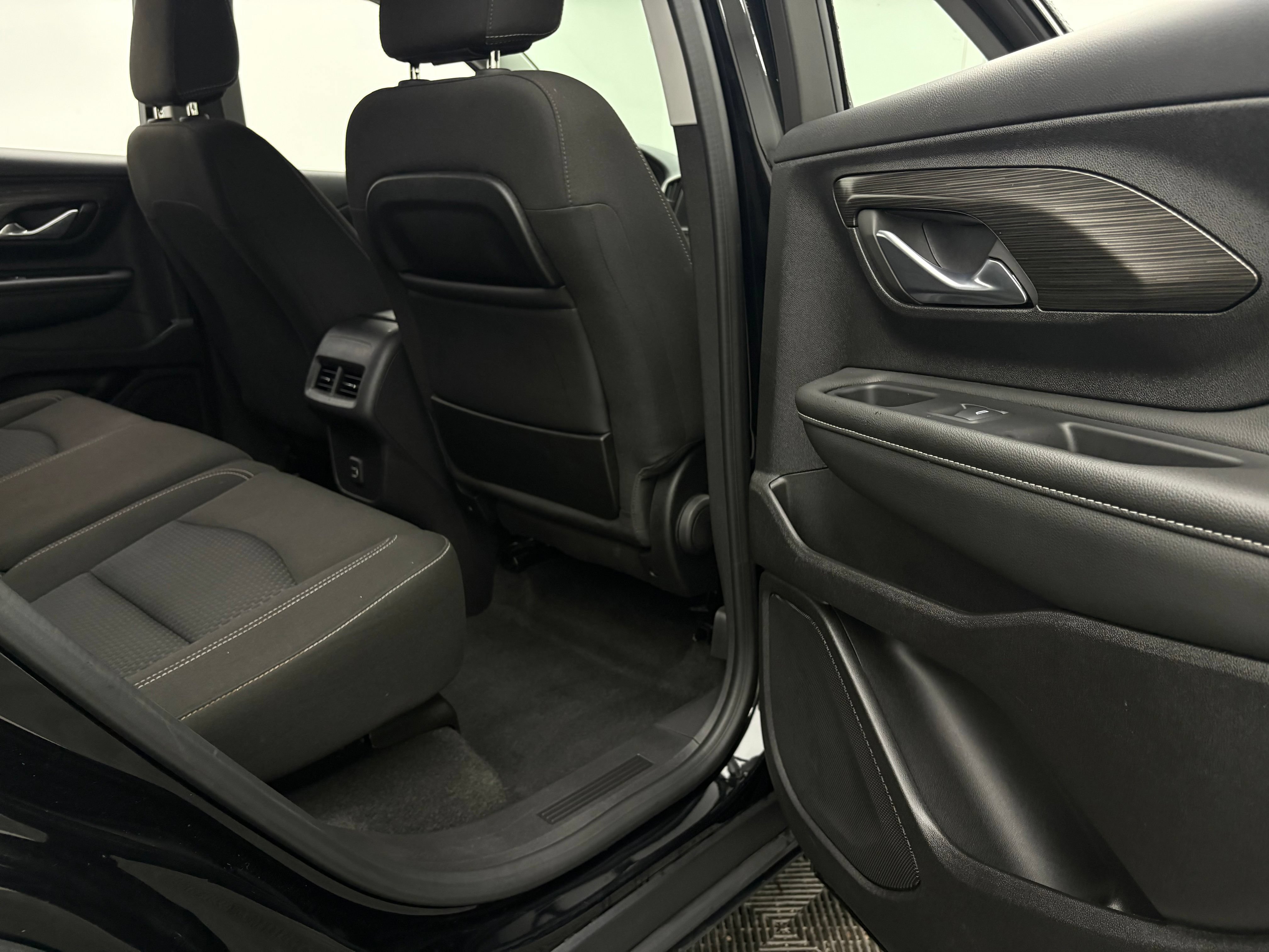 Used 2024 GMC Terrain SLE AWD/4WD image 32