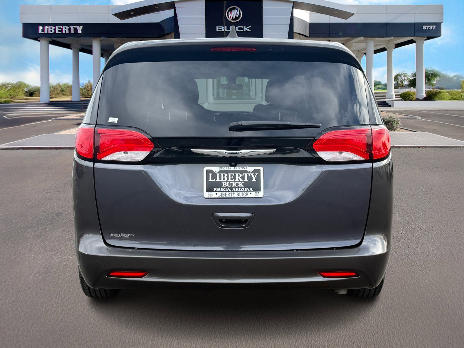 Used 2022 Chrysler Voyager LX image 4