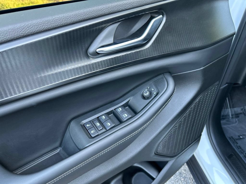 Used 2025 Jeep Grand Cherokee Altitude AWD/4WD image 12