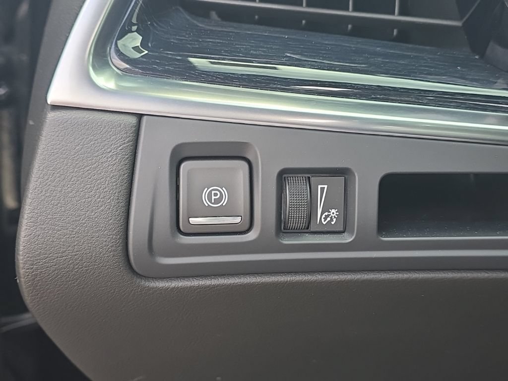 Used 2024 Cadillac XT5 Premium Luxury w/ LPO, Floor Liner Package AWD/4WD image 18