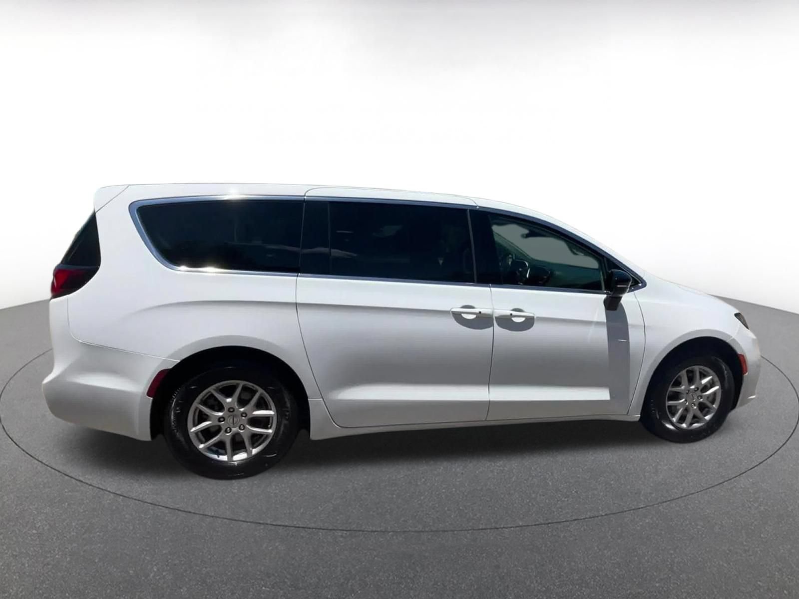 Used 2024 Chrysler Pacifica Touring-L FWD image 15