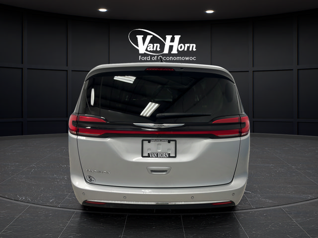 Used 2024 Chrysler Pacifica Touring-L FWD image 6