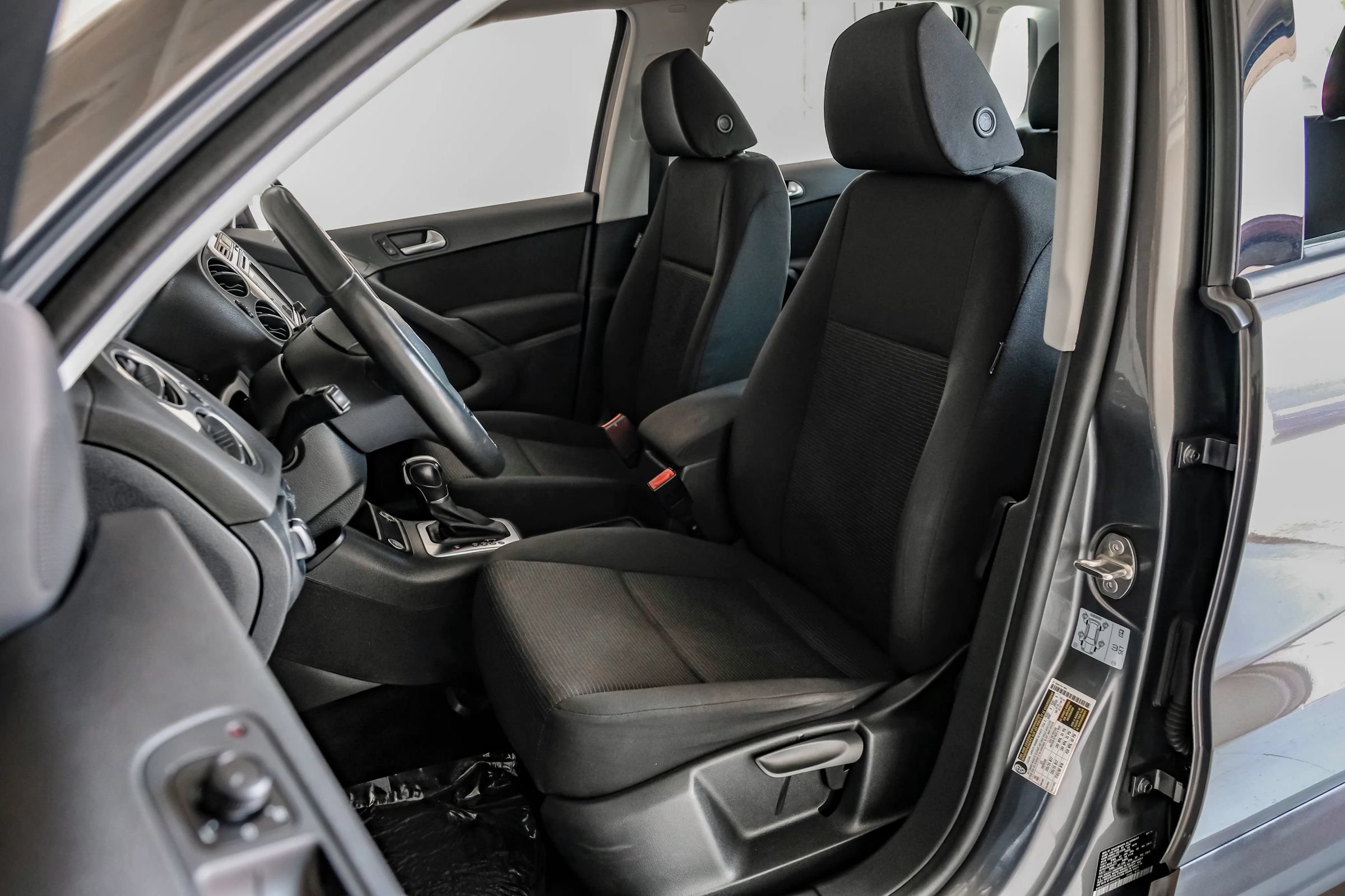 Used 2018 Volkswagen Tiguan Limited w/ Premium Package FWD image 32