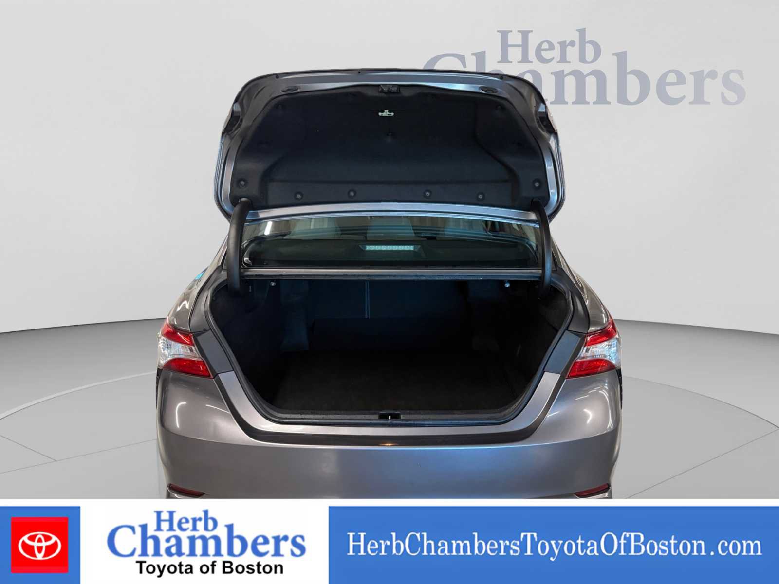 Used 2019 Toyota Camry SE FWD image 4