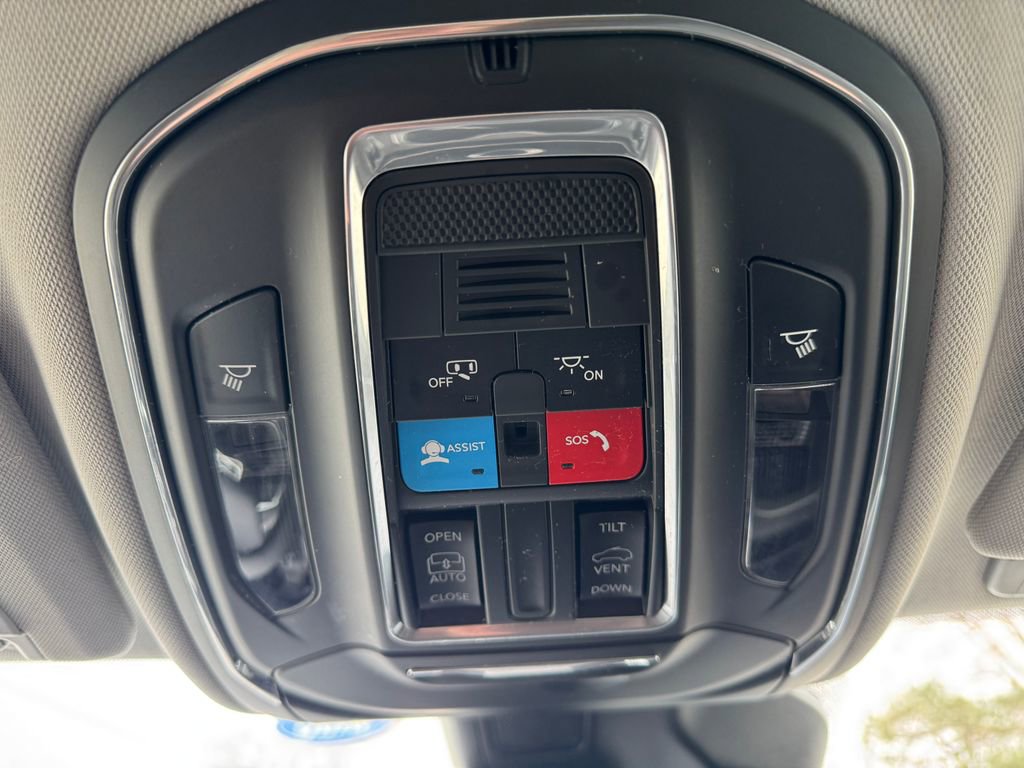 Used 2023 Jeep Grand Cherokee Laredo AWD/4WD image 30