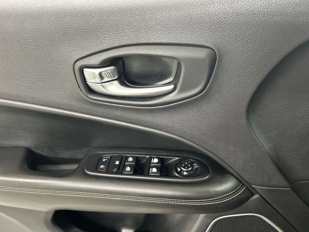 Used 2020 Jeep Compass Latitude w/ Popular Equipment Group AWD/4WD image 11