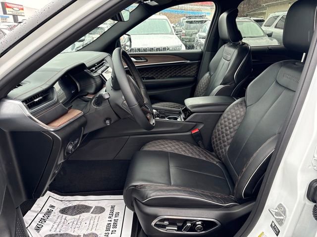 Used 2023 Jeep Grand Cherokee Summit w/ Luxury Tech Group V image 8