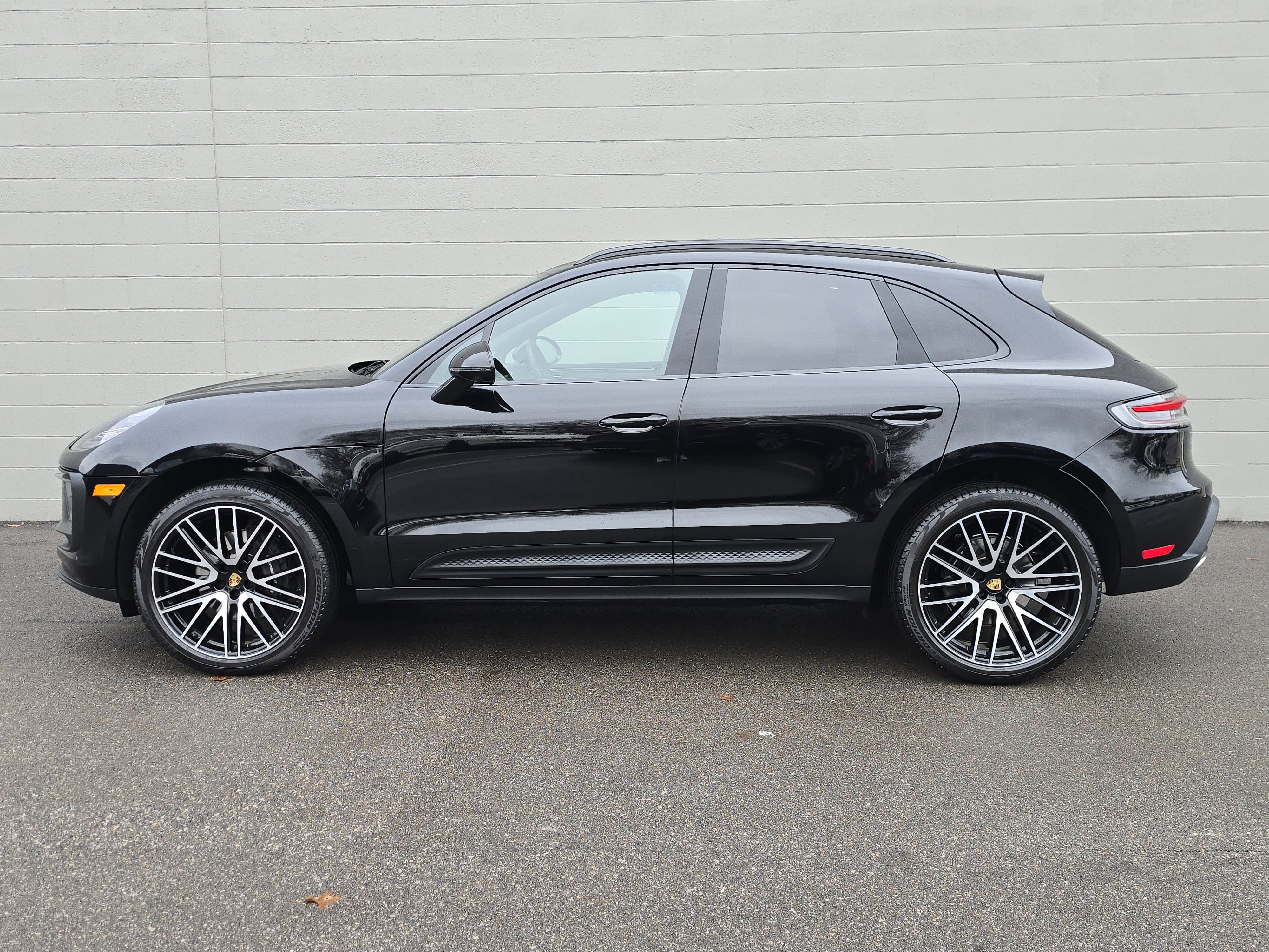 Certified 2025 Porsche Macan image 2