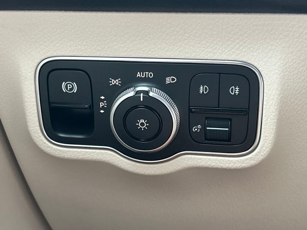 Used 2023 Mercedes-Benz GLB 250 image 30