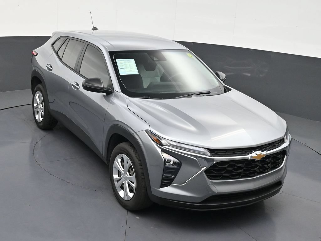 Used 2025 Chevrolet Trax LS FWD image 18