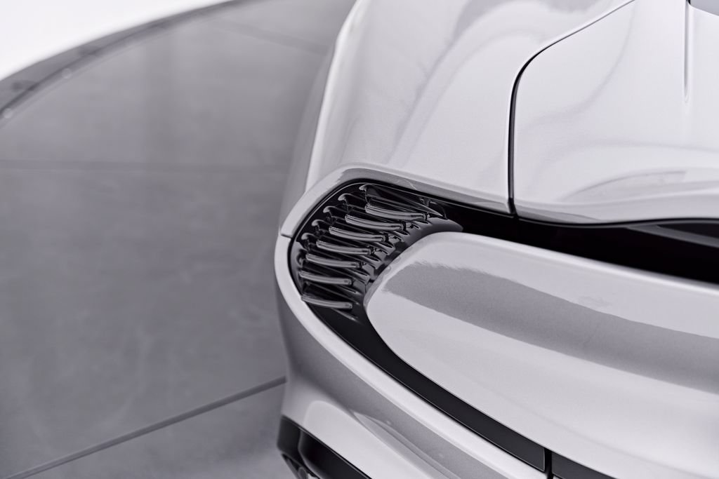 Used 2025 Aston Martin Vanquish RWD image 29