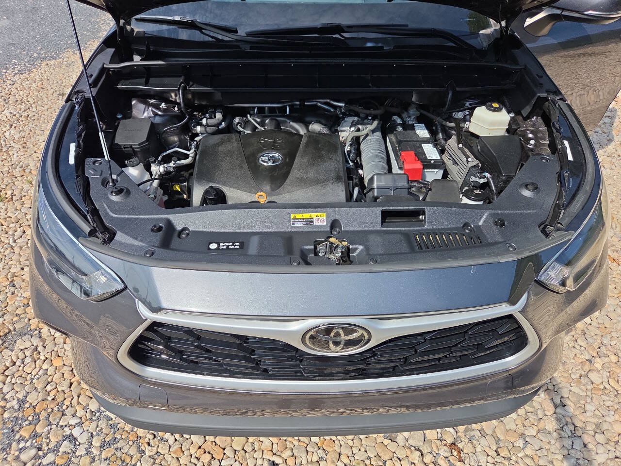 Used 2021 Toyota Highlander XLE AWD/4WD image 16