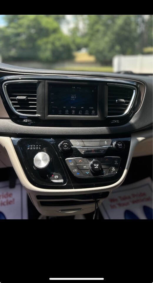 Used 2020 Chrysler Voyager LX image 10