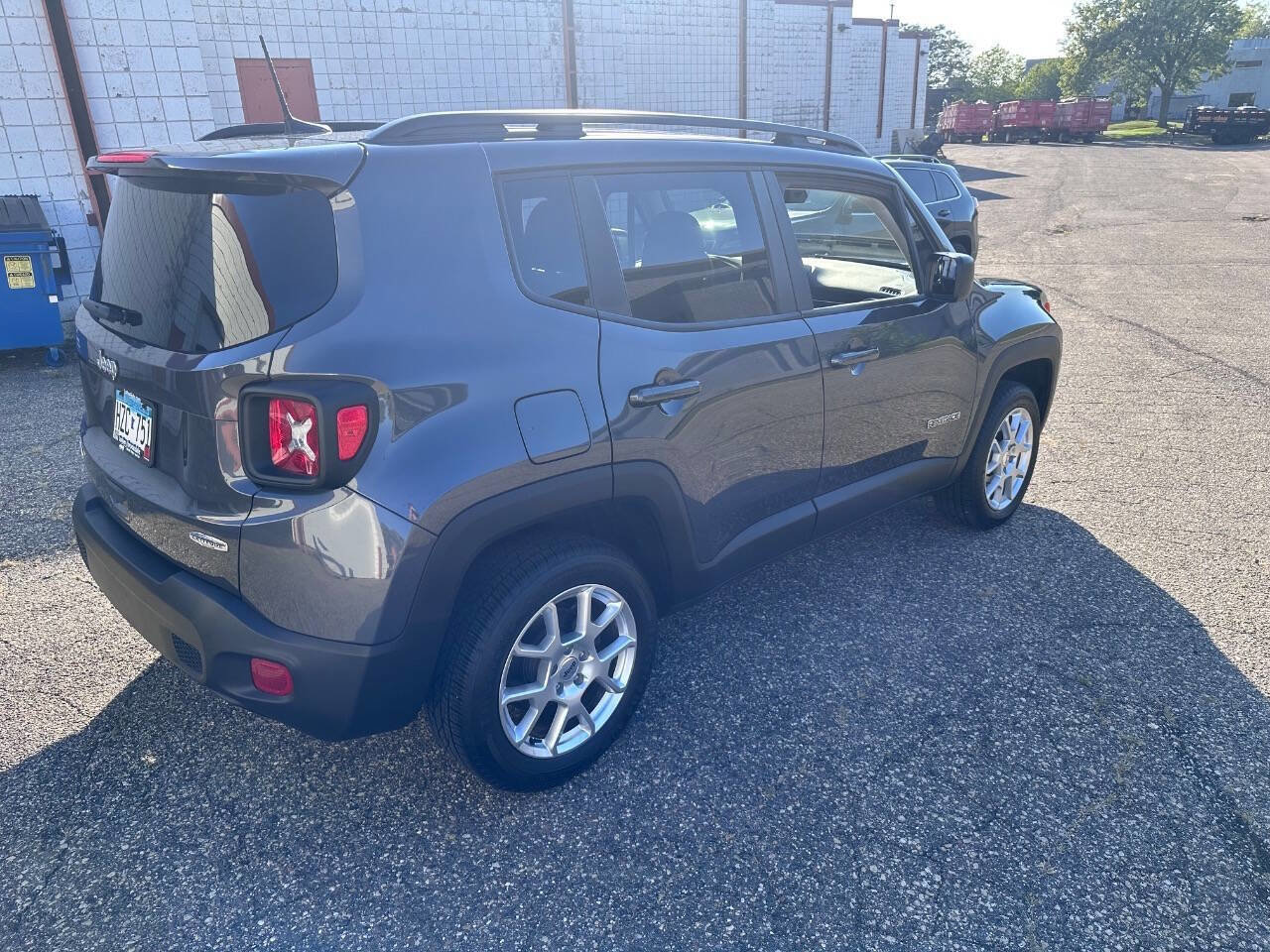 Used 2022 Jeep Renegade Latitude w/ Convenience Group AWD/4WD image 3