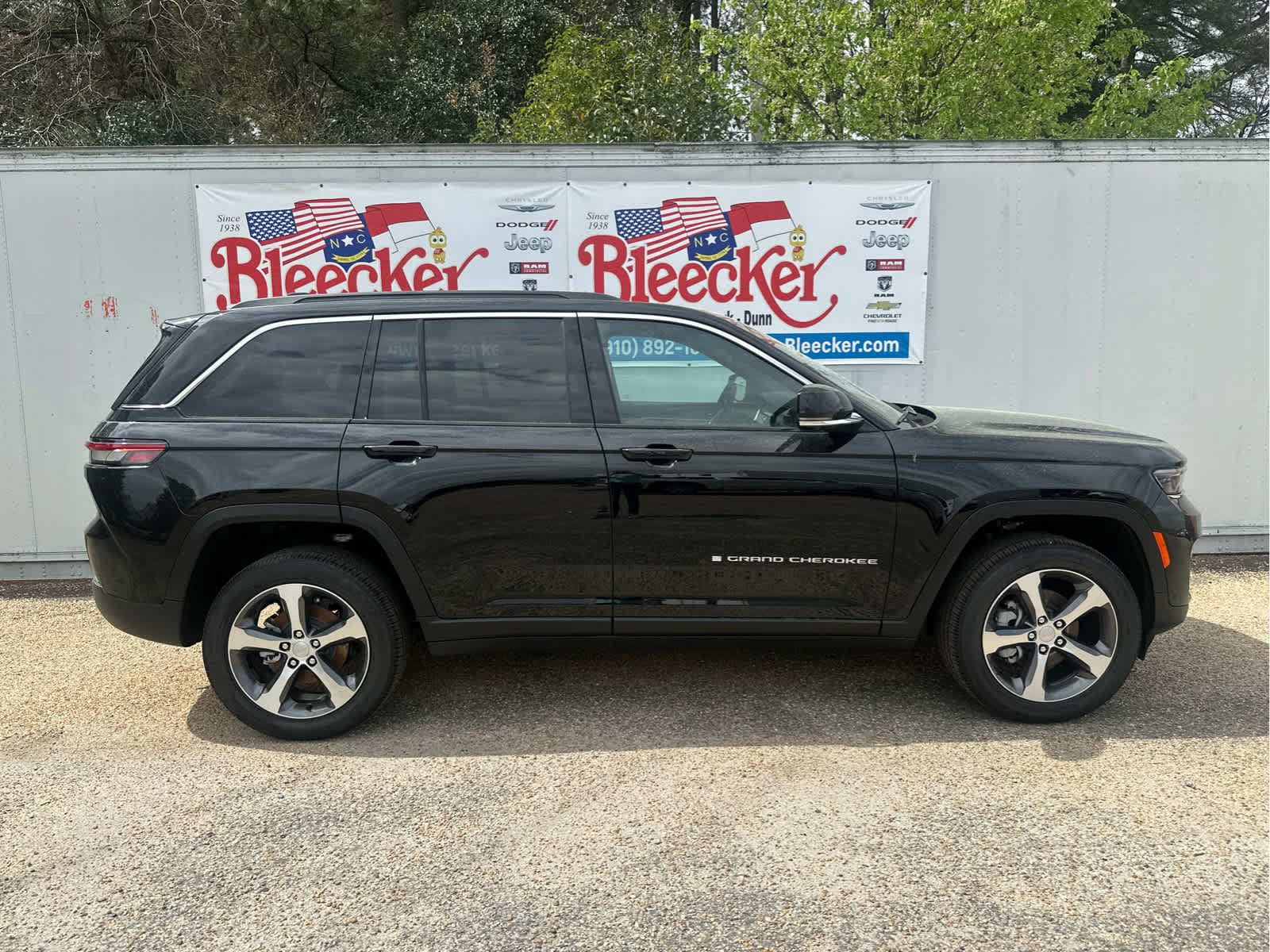 New 2025 Jeep Grand Cherokee Limited w/ Luxury Tech Group II image 2