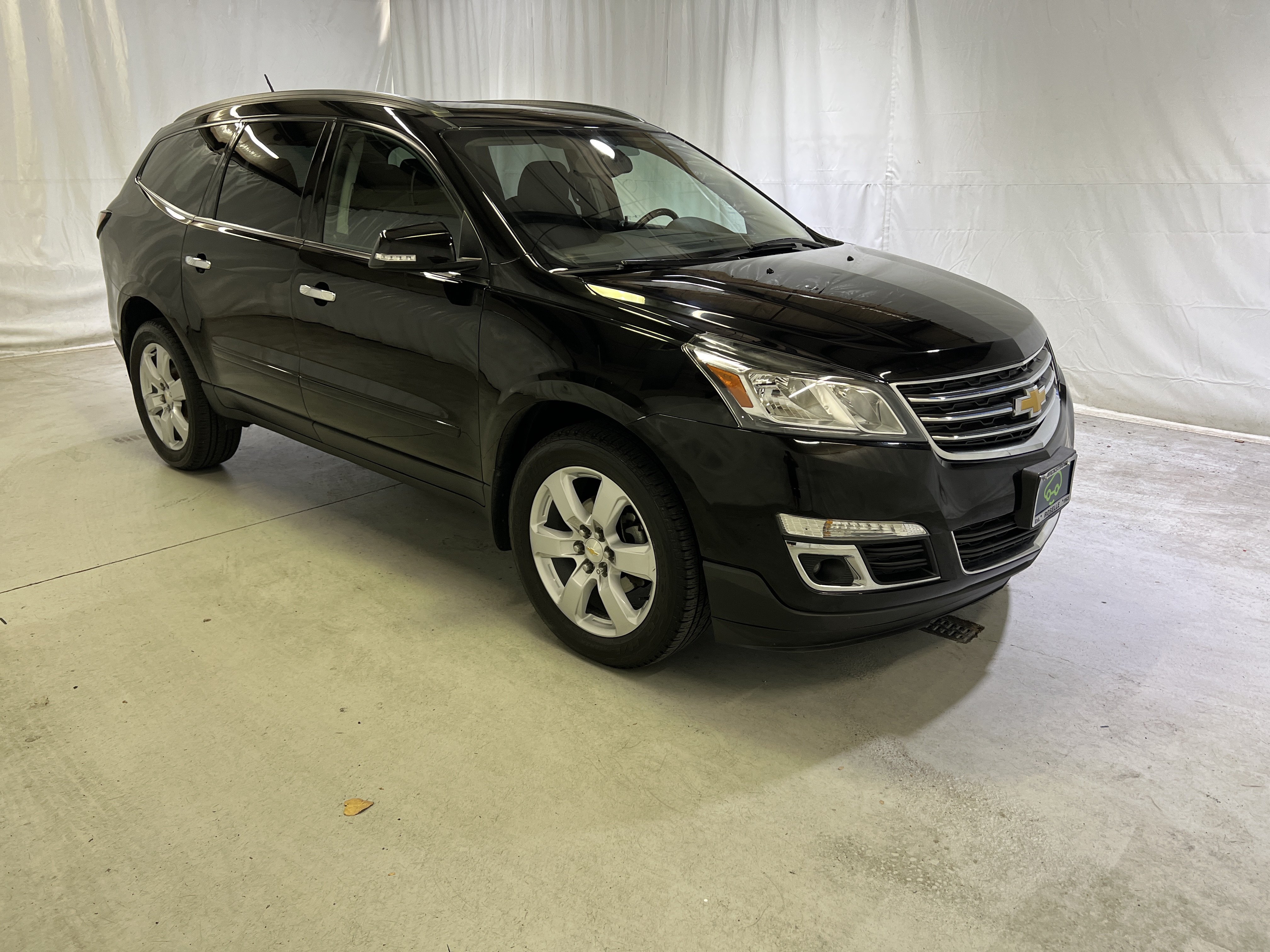 Used 2017 Chevrolet Traverse LT w/ Style and Technology Package FWD image 2