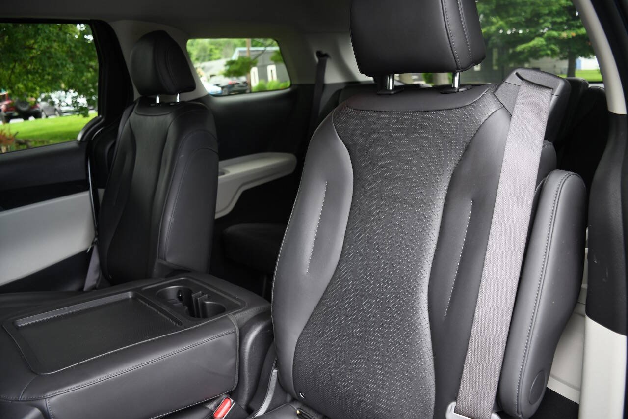 Used 2024 Kia Carnival LX FWD image 15