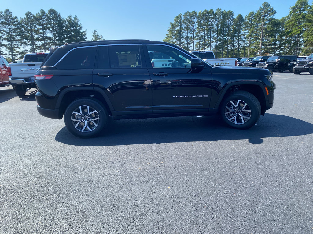 New 2027 Jeep Grand Cherokee Laredo X AWD/4WD image 4