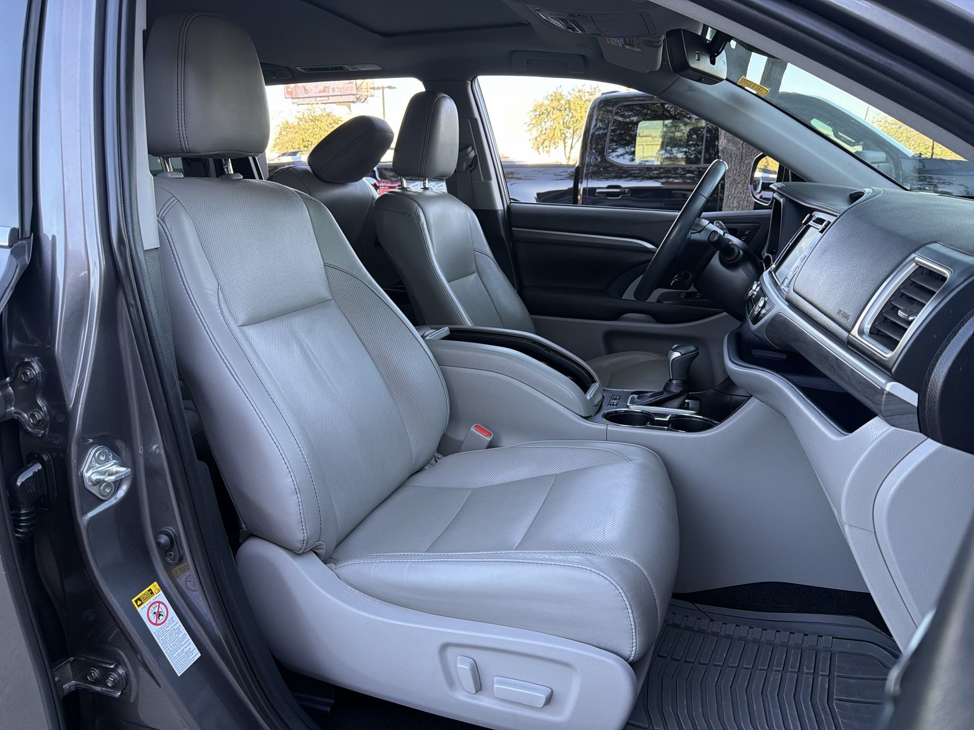 Used 2019 Toyota Highlander Limited FWD image 25