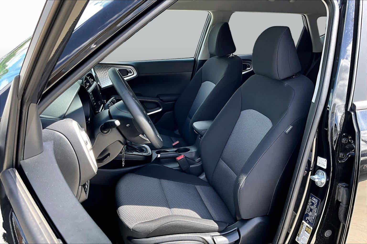 Certified 2025 Kia Soul LX w/ LX Technology Package FWD image 8