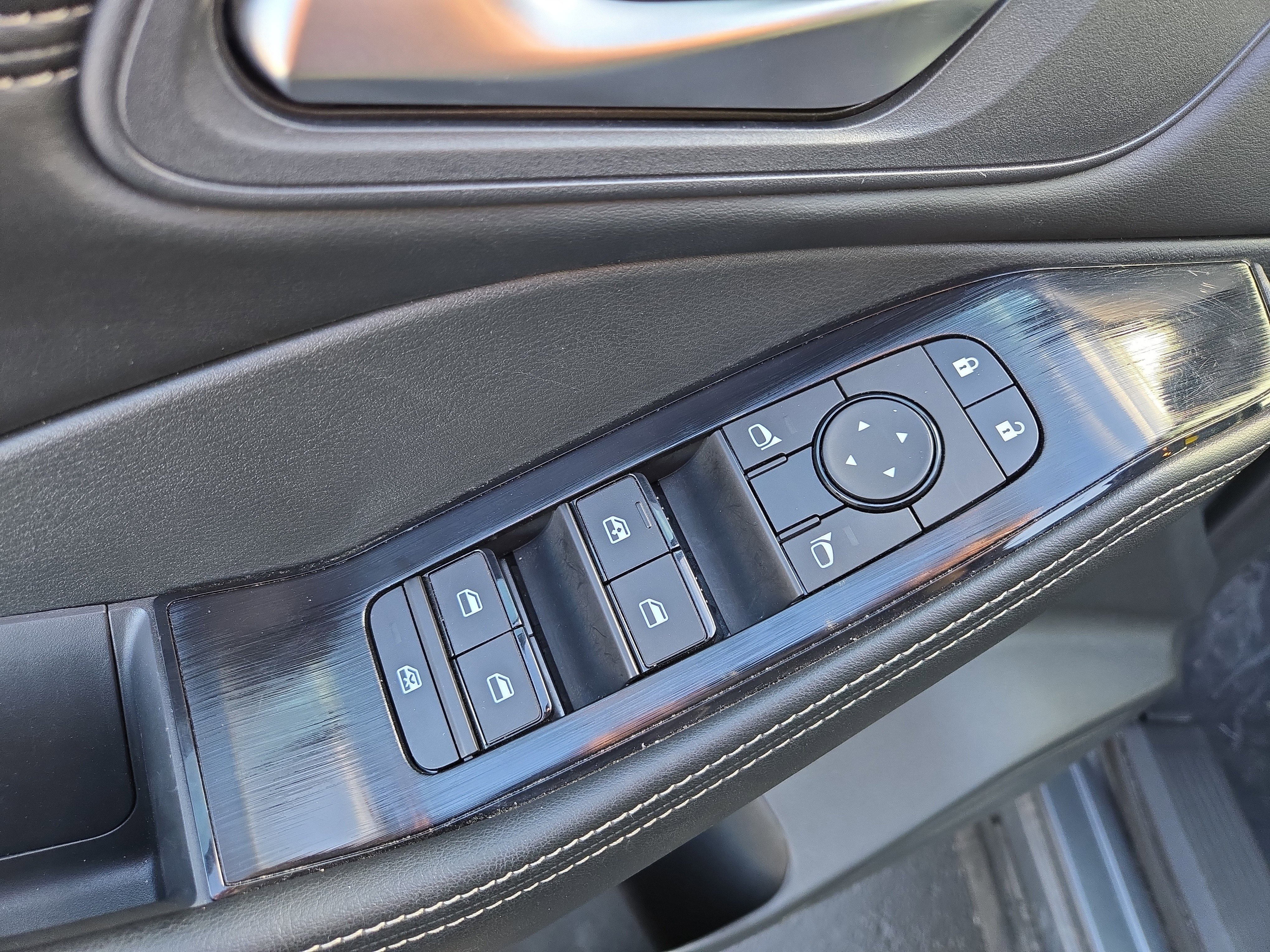 Certified 2025 Nissan Rogue SV w/ SV Premium Package image 16