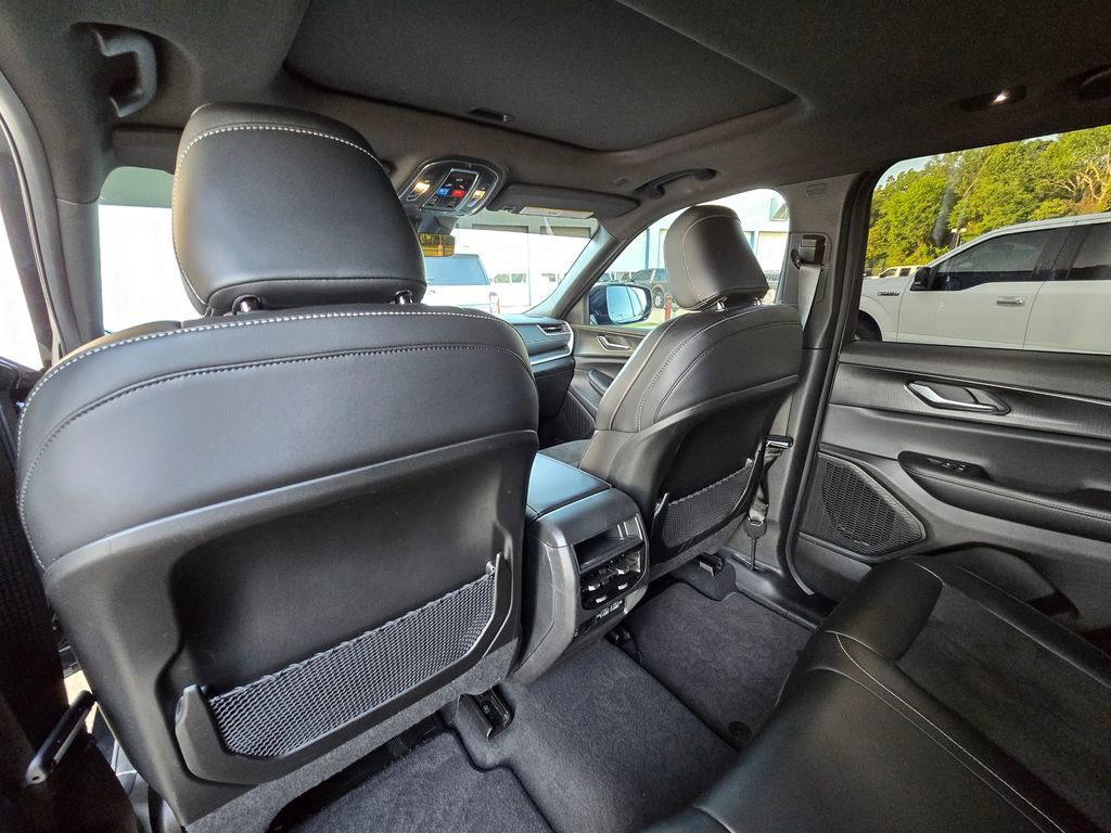 Used 2025 Jeep Grand Cherokee Altitude AWD/4WD image 17