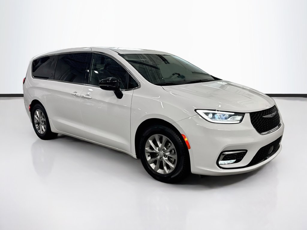 Used 2026 Chrysler Pacifica Limited FWD image 3