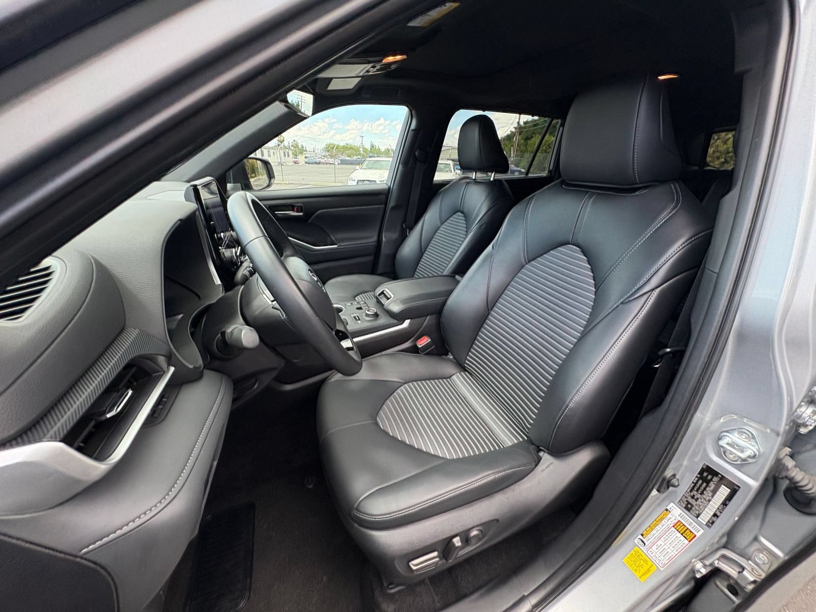 Used 2025 Toyota Highlander XSE AWD/4WD image 38