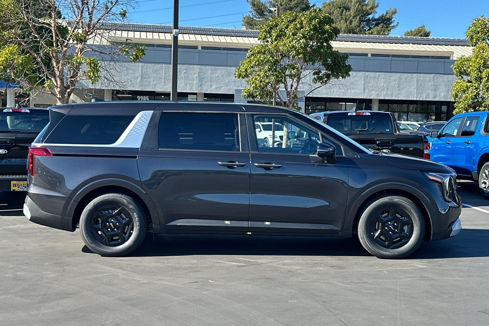 New 2027 Kia Carnival FWD image 3