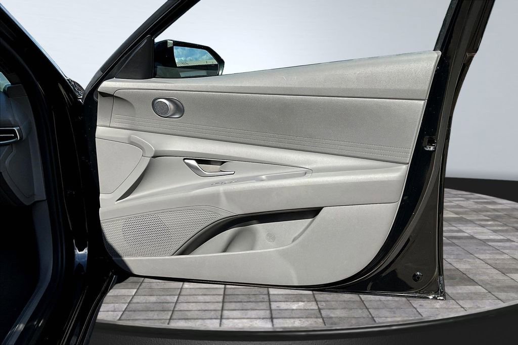 Used 2021 Hyundai Elantra SE FWD image 25