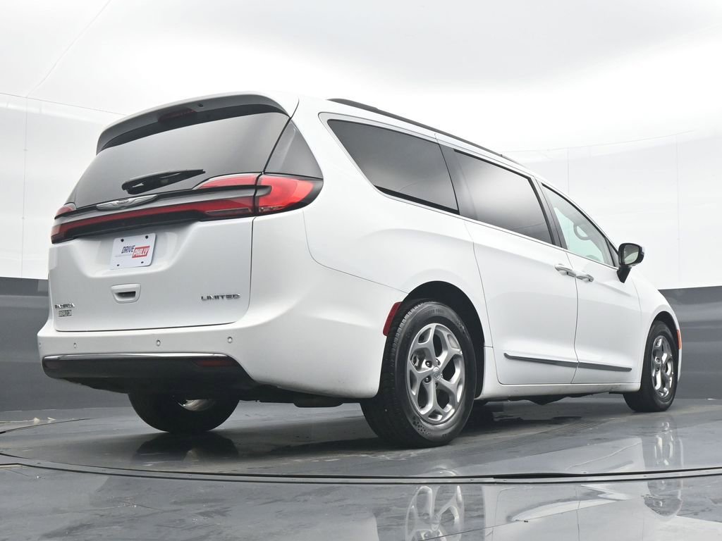 Used 2023 Chrysler Pacifica Limited image 30