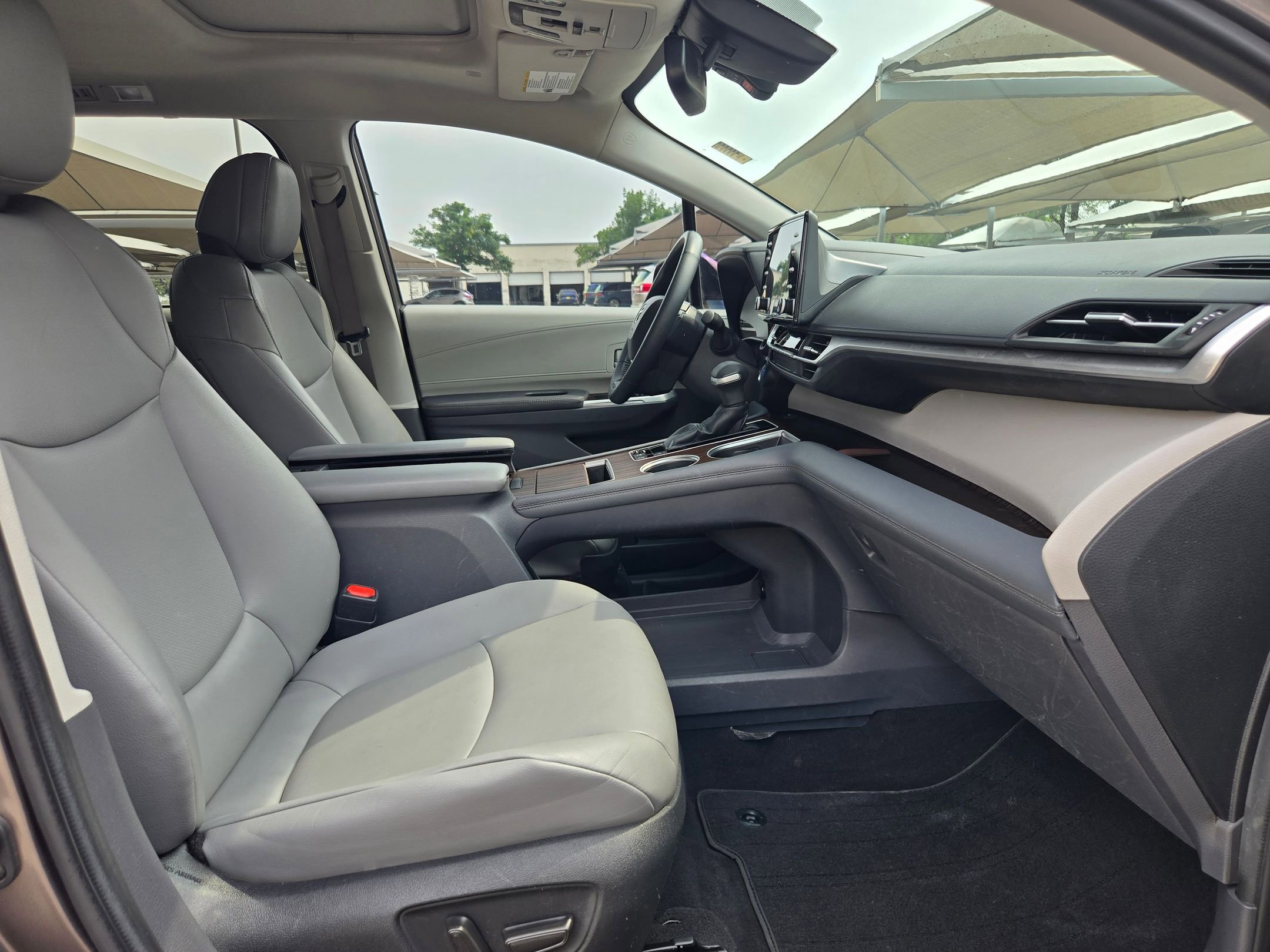 Used 2022 Toyota Sienna XLE FWD image 25