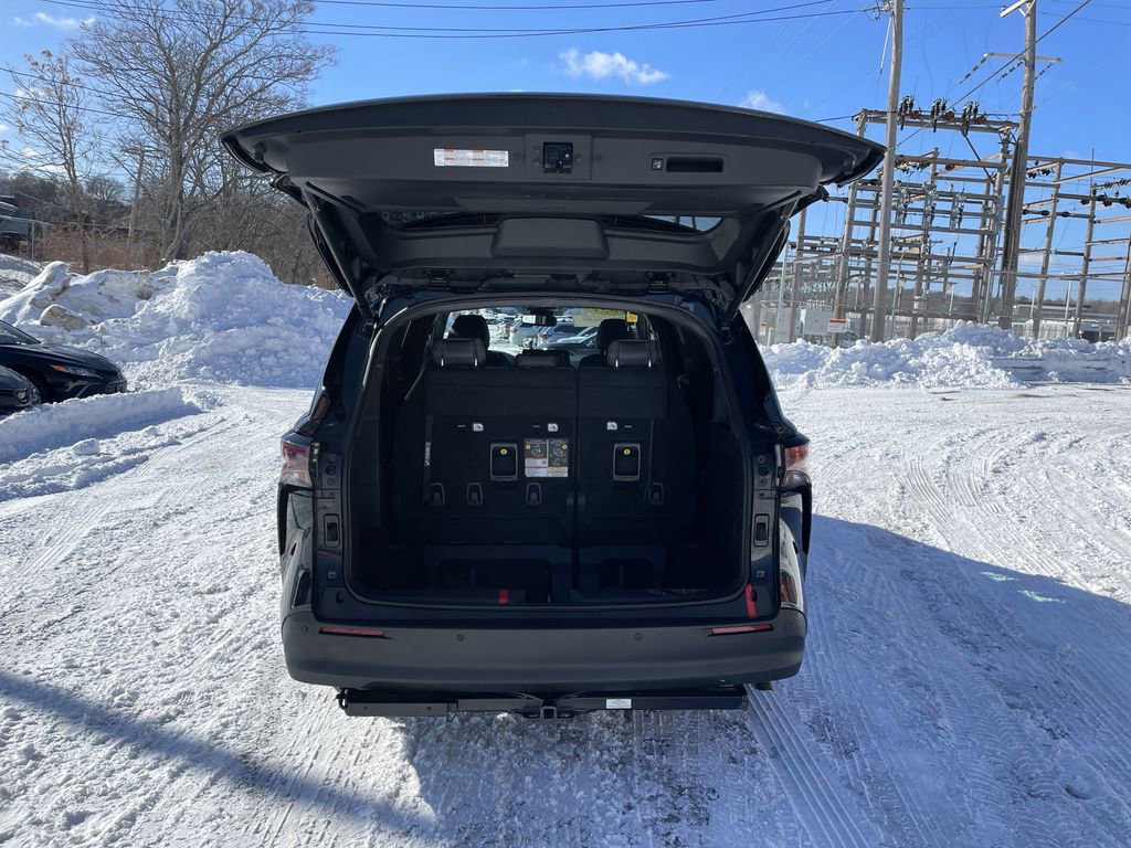 Used 2023 Toyota Sienna XLE Woodland Edition image 13