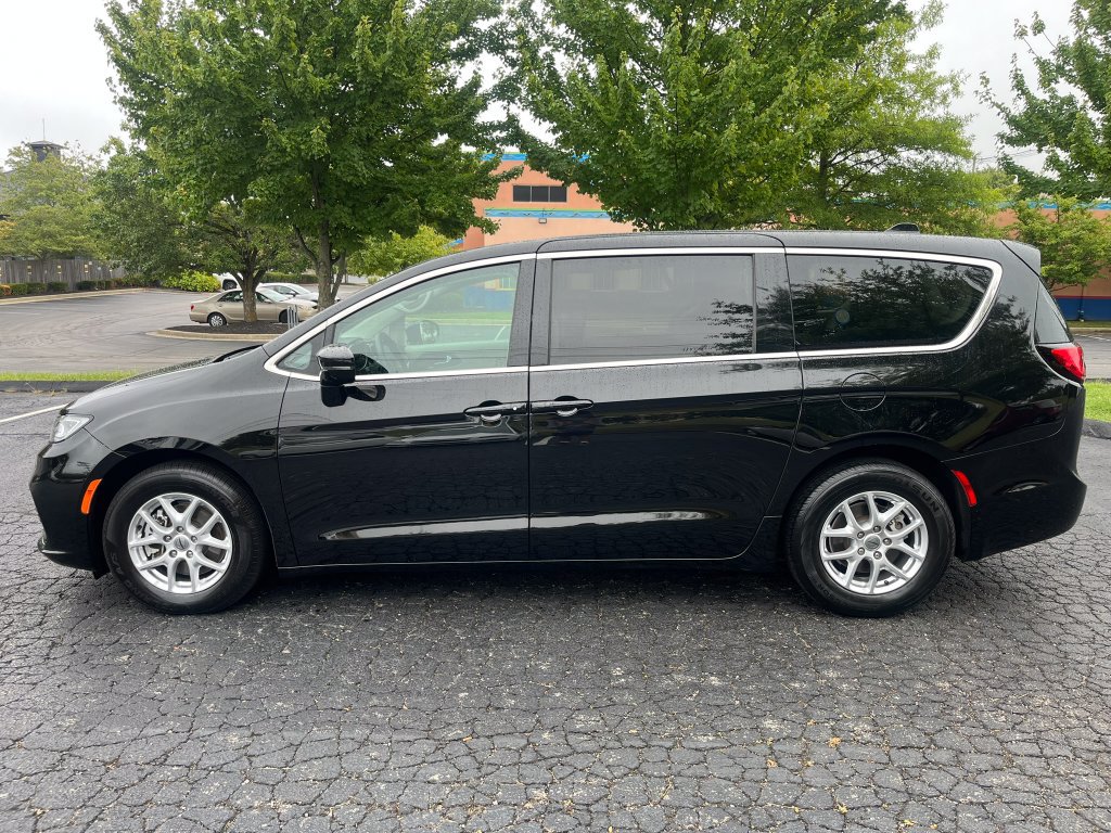 Used 2024 Chrysler Pacifica Touring-L FWD image 8