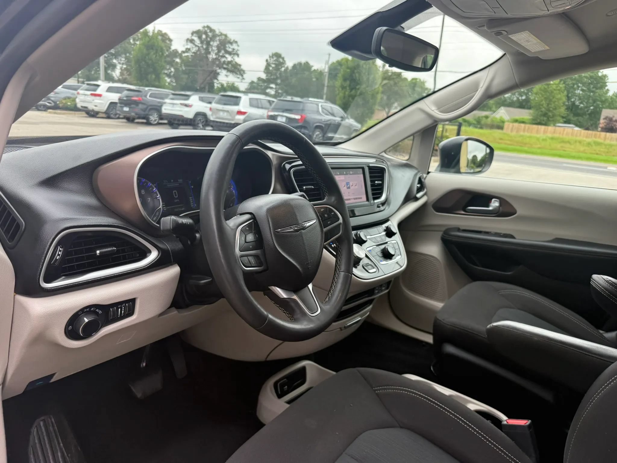 Used 2024 Chrysler Voyager LX FWD image 9