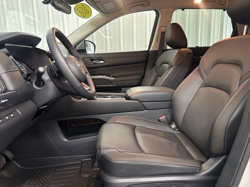 Used 2025 Nissan Pathfinder SL w/ Black Appearance Package FWD image 9