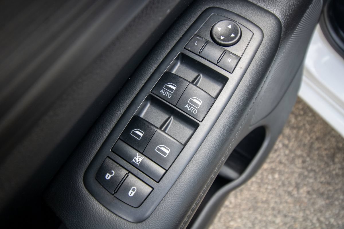 Used 2020 Jeep Grand Cherokee Altitude RWD image 11